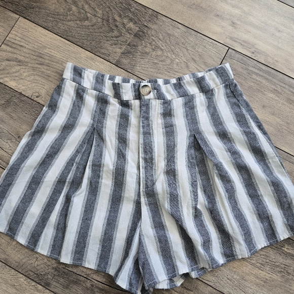 Heartloom Striped Gray and White Women's Medium Shorts - Picture 1 of 13